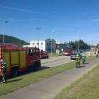 Servicios de emergencia en el exterior de la fábrica de gas donde se ha producido el atentado.