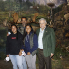 Pedro Cavadas, con sus dos hijas y el doctor Romero Nieto en una sala del museo. CAMPOS