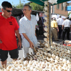 El pedáneo Manuel González, y el matemático Norberto Octavio Corral, ayer en la feria. L. DE LA MATA