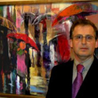 El artista gallego Miguel A. Maciá junto a una de sus obras
