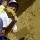 El albañil de Calzadilla de los Hermanillos, Laureano Rueda, rehabilitando una pared de barro