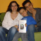 Leonor Fernández y Luis Evaristo García, con su hijo Iker y el poemario.