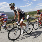 En primer término, José Belda, ganador de la segunda etapa, a su paso por la cima del primer puerto de primera categoría del día, el Puerto de las Gobernadas.