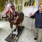 Fernández Blanco con el caballo de Auzoux.