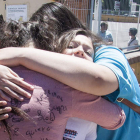 Un grupo de escolares con camisetas llenas de mensajes se despiden muy tristes. F. OTERO PERANDONES