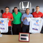 El presidente del Ademar y varios jugadores con los directivos de Honda-Lercauto 99.