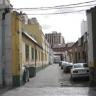 Por San Agustín, el solar está dividido por un callejón sin salida