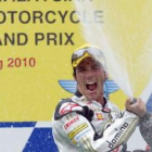 Elías celebra su histórico triunfo en el podio.