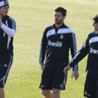 Sergio Ramos, Xavi Alonso y Ricardo Kaká hablan durante el entrenamiento.