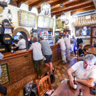 Personas en la barra de un bar de Granada toman su consumición el lunes 8 de junio al pasar toda Andalucía a la fase 3. MIGUEL  ÁNGEL MOLINA