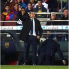 El entrenador del Barcelona, Ernesto Valverde, se dirige a sus futbolistas durante el partido de vuelta de Copa ante la Cultural. ALEJANDRO GARCÍA