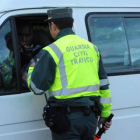 Un agente en un control de Tráfico en las carreteras de León.