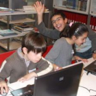 Un grupo de niños participando en una de las actividades que habitualmente programa la Biblioteca de