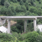 Vista del doble derumbe en el viaducto del Castro, en la A-6, todavía en tierras del Bierzo. ANA F. BARREDO