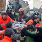 Miembros de los servicios de emergencia evacúan a un herido