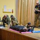 Jóvenes reciben adiestramiento en un colegio de Kiev. MIGUEL GUTIÉRREZ