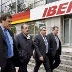 Los representantes sindicales, a su llegada a la sede central de Iberia para conocer el plan.