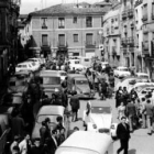 La plaza de San Martín, en el corazón del Húmedo, a la hora del vino de un domingo de 1971.