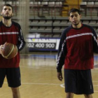 El escolta dominicano Manny Quezada, a la derecha, junto a Jorge Calvo.