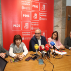 Olegario Ramón, junto a otros ediles del PSOE, este miércoles. L. DE LA MATA