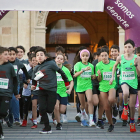 Niñas y niños en la línea de salida de la carrera solidaria de Entreculturas en la plaza de San Marcos