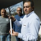 Tres funcionarios de prisiones con una de las armas que fabrican los presos en la cárcel de Villahierro.