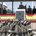 Toma de posesión de la Jefatura del mando de Artillería de Campaña y de la Comandancia Militar de León por el coronel Antonio Monguío Bergua.