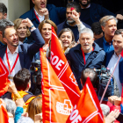 Representantes políticos en Ferraz, en apoyo a Pedro Sánchez.