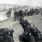 EPA1762. NORMANDÍA (FRANCIA), 05/06/2019.- Fotografía facilitada por el Ministerio Británico de Defensa que muestra a soldados británicos a su llegada a la playa durante el desembarco de Normandía el 6 de junio de 1944. Unos 7.000 barcos tomaron parte, encargados de llevar 156.000 hombres y 10.000 vehículos a las cinco playas cuidadosamente seleccionadas de las costas de Normandía. Los desembarcos, según los historiadores, no hubieran sido posibles sin el apoyo de las fuerzas aérea y naval, aunque en el Día-D unos 4.400 combatientes de las fuerzas aliadas perdieron la vida y unos 9.000 resultaron heridos. Este jueves se celebra el 75 aniversario del desembarco de Normandía que cambió el rumbo de la II Guerra Mundial. EFE/ Ministerio Británico De Defensa CRÉDITO OBLIGATORIO: DERECHOS DE LA CORONA BRITÁNICA/ SÓLO USO EDITORIAL/NO VENTAS