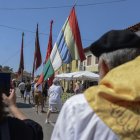 El desfile de pendones cierra la fiesta del verano en Gradefes.