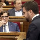 El presidente de la Generalitat en funciones, Pere Aragonès, y el líder del PSC, Salvador Illa, en un pleno del Parlament. EFE/Alejandro García