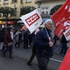 Un manifestante sostiene un banderín de CCOO el pasado Día Internacional de los Trabajadores.