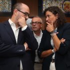 El alcalde Marco Morala departe con Lidia Coca ante la mirada del concejal de Hacienda, Luis Antonio Moreno, este jueves minutos antes de comenzar el pleno de Ponferrada.