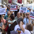 Asistentes a la manifestación bajo el lema 'Ni en tu pueblo, ni en el mío', convocada por 18 asociaciones de la España Vaciada en contra de la instalación de macrogranjas y plantas de gas, este sábado en Madrid.