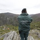 Un guardia ciovil vigila una zona montañosa.