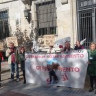 Protesta de los vecinos de Trobajo frente a la Subdelegación del Gobierno.
