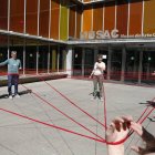 Cuidadoras no profesionales en una foto de archivo frente al Musac.