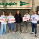 Los empleados de la Administración y de El Corte Inglés, con el número premiado