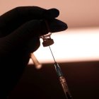 Una enfermera prepara una dosis de la vacuna contra el Covid-19. EFE/ Toms Kalnins.
