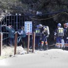 La Guardia Civil retira el precinto a la entrada de la mina para acceder al lugar de la explosión.
