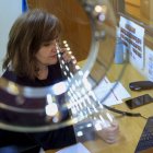 Una trabajadora de un edificio público este lunes.