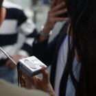 Una mujer escucha la radio durante el apagón en el suministro eléctrico. EFE/ Blanca Millez