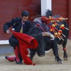 MADRID, 08/06/2025.- El diestro Morante de la Puebla en la faena a su segundo toro durante la Corrida de la Beneficencia, broche de oro a la temporada de San Isidro, que se celebra este domingo en la Monumental de Las Ventas, en Madrid, con toros de Juan Pedro Domecq para los diestros Morante de la Puebla, Borja Jiménez y Fernando Adrián. EFE/Juanjo Martín