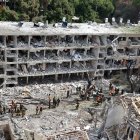 Daños causados por un ataque con misiles iraníes en Ness Ziona, en el sur de Tel Aviv, Israel, el 22 de junio de 2025. EFE/EPA/ATEF SAFADI