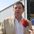 El presidente de la Junta de Castilla y León y presidente autonómico del PP, Alfonso Fernández Mañueco atiende a la prensa durante su visita a una explotación agraria y ganadera. EFE/ Almudena Álvarez