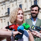 La diputada nacional del PP Silvia Franco anunció, acompañada por el portavoz municipal de los populares, David Fernández, las preguntas sobre el Parador de San Marcos presentadas en el Congreso de los Diputados.