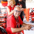 Daniel Amatriain firmando su libro.