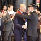 Diez condecora al Intendente Jefe, Miguel Ángel Llorente, en la edción del 2024.