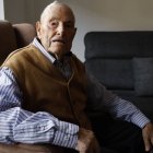 José García Álvarez, en su casa de León.  José con su hija Estrella, con la que vive.