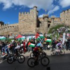 Manifestantes propalestinos. Podio con el ganador, el presidente de la Diputación y el subdelegado del Gobierno, el Morredero y Vingegaard.